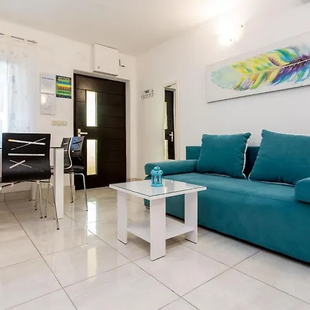 Apartment Zeljko- Mit Pool, 200M Vom Meer *